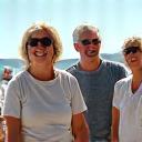 Un gruppo di amici cammina in un parco lungo il mare di Rimini, simboleggiando attività locali.