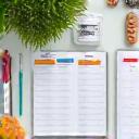 Una disposizione di un planner settimanale e penne colorate, che rappresenta template e strumenti per la gestione del benessere.