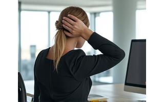 Persona che fa stretching leggero alla scrivania in ufficio