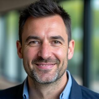 Ritratto fiducioso di Giovanni, uomo di 48 anni, con un'espressione calma e un leggero sorriso, in un contesto che suggerisce attività all'aperto.